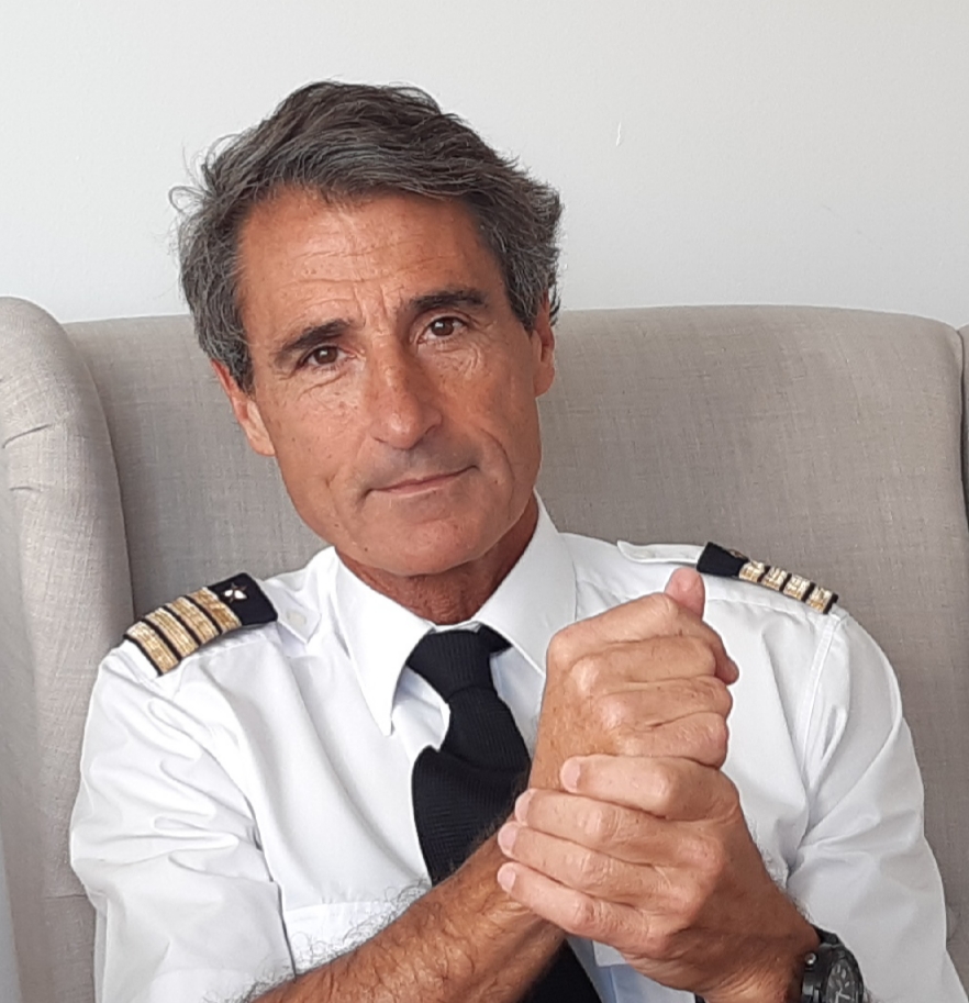 El comandante D. Antonio Alonso, ingresa como piloto de Líneas Aéreas en la compañía IBERIA (en la que lleva 34 años de servicio hasta la fecha). Es coautor del libro Cuando volabas, novela basada en hechos reales de la vida de los tripulantes de vuelo, tiene pendiente una nueva novela histórica. Aficionado al ciclo-turismo (ha hecho las rutas de la Vía de la Plata o el Camino del Cid, entre otras). Forma parte de la junta de la dirección del Club de tenis Barcino, con el que participa en el equipo de competición de veteranos.