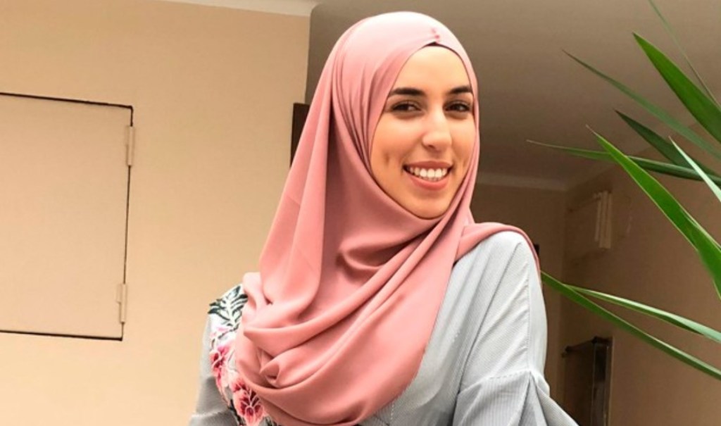 El Hijāb حجاب, aunque se puede referir a todo tipo de velo que cubra la cabeza, suele conocerse como el velo más europeizado, el que cubre solo el cabello.