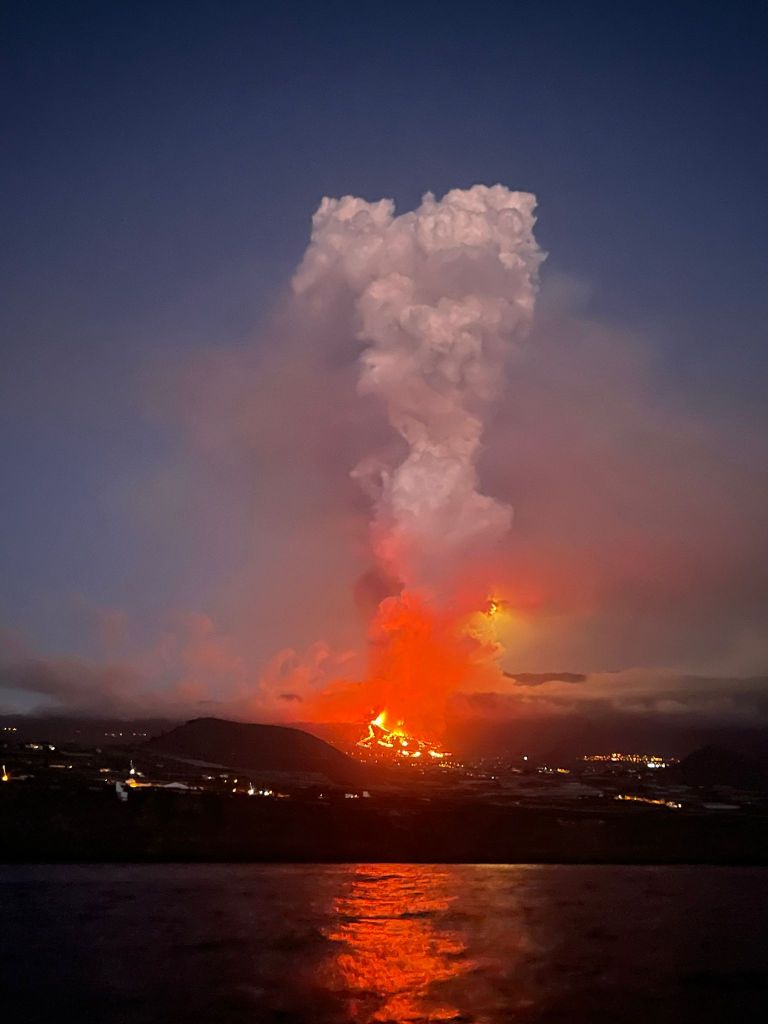 Imagen, desde el mar, de la erupción de Cumbre Vieja