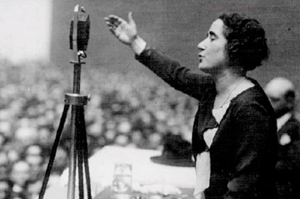 Discurso de Clara Campoamor en defensa del voto femenino | Por Carmen Nikol en Entrevisttas.com