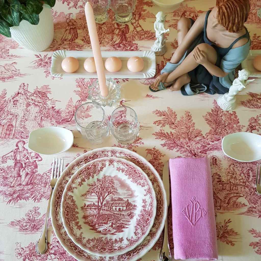 Ejemplo de preparación de una mesa con motivo del día de la mujer