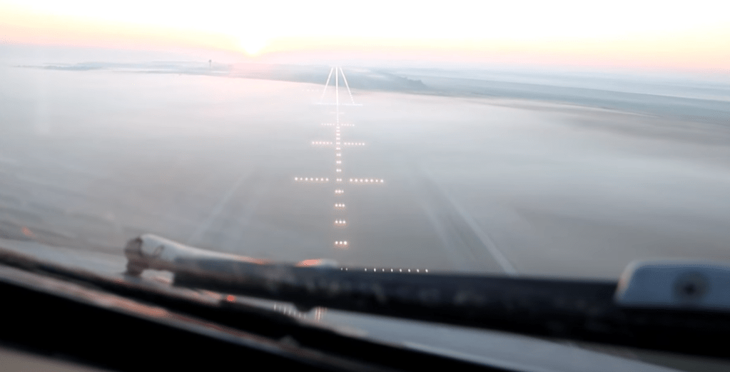 Niebla en el despegue de un avión