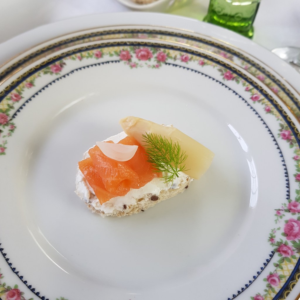CANAPE DE SALMÓN, ESPÁRRAGO
Y QUESO DE UNTAR