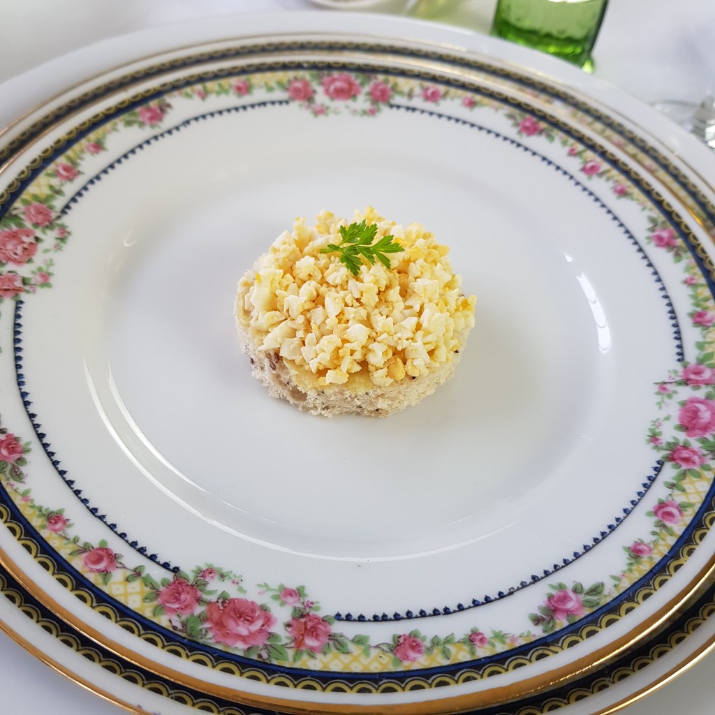 CANAPÉ DE HUEVO CON MANTEQUILLA DE ANCHOA