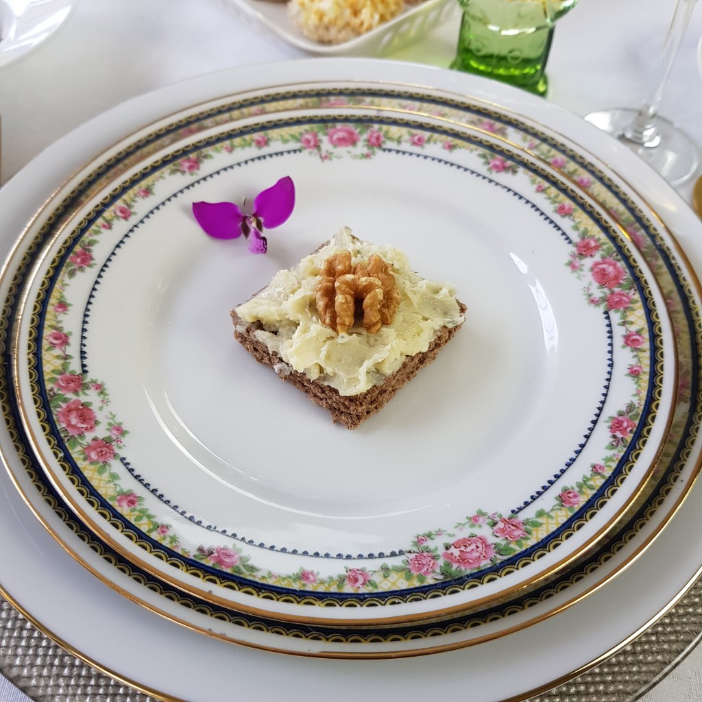 CANAPE DE CREMA ROQUEFORT
CON NUECES