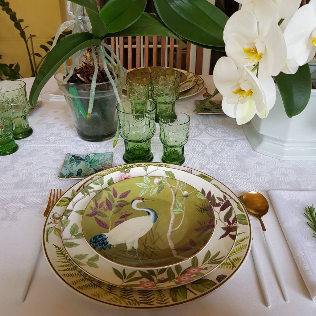 Mesa vestida con mantel blanco