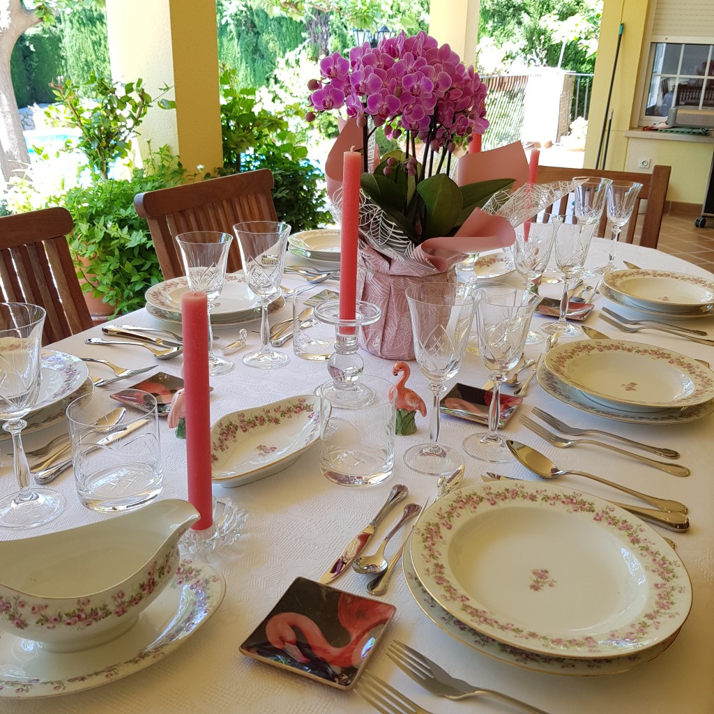Mesa vestida con un mantel blanco