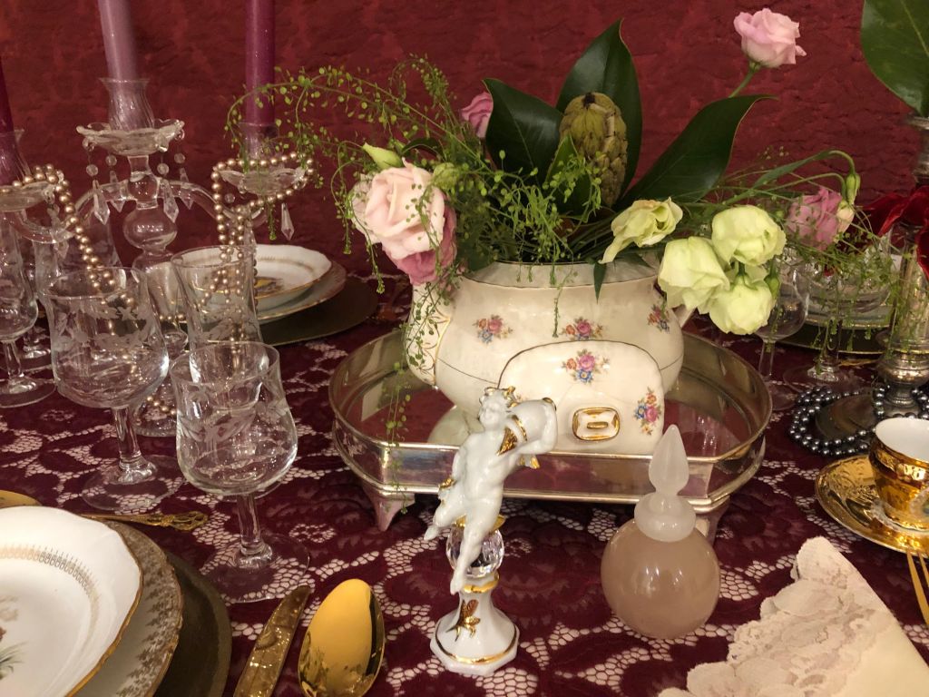 Mesa "Encajes y porcelana"